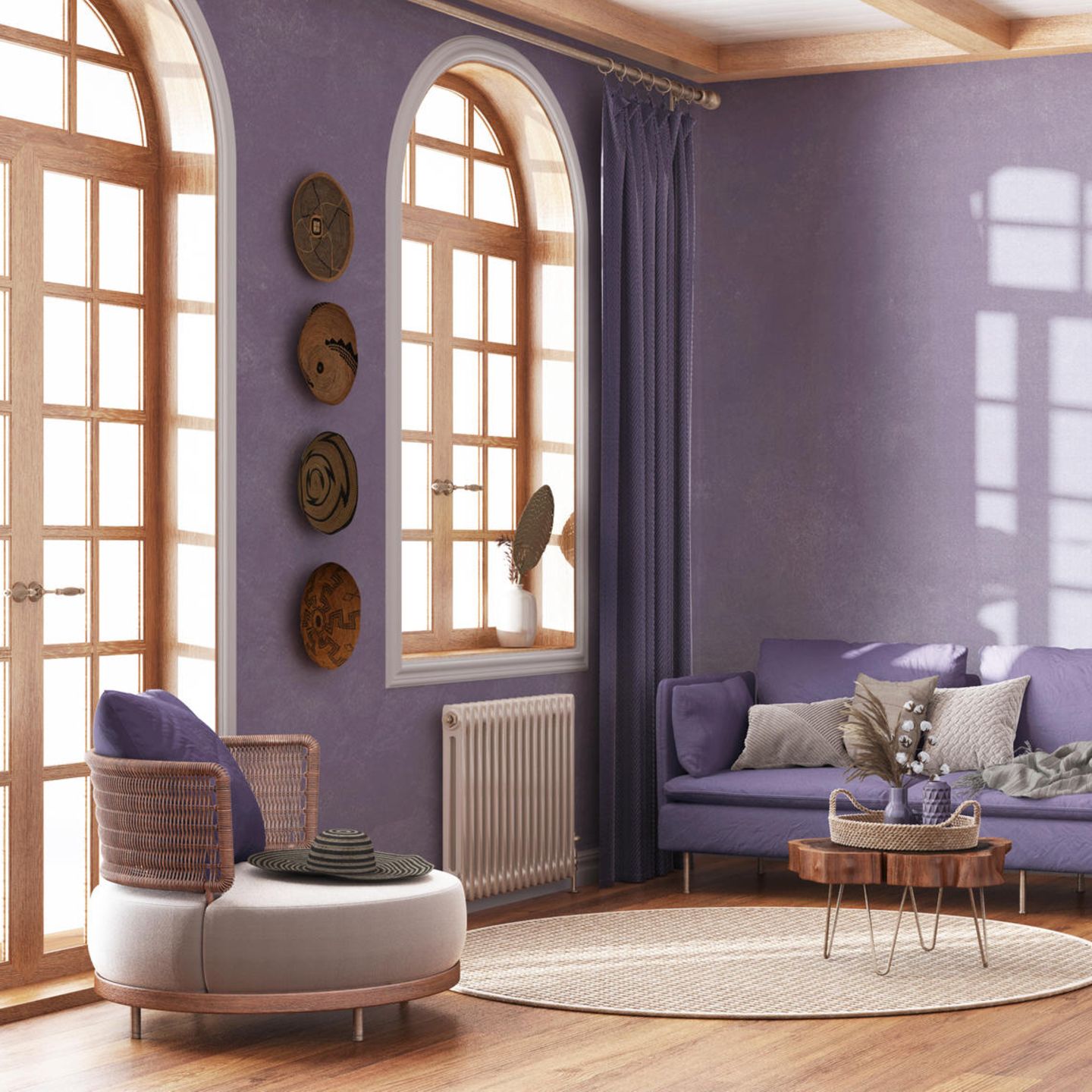 Ein helles und gemütliches Wohnzimmer mit verschiedenen lilanen Farbtönen