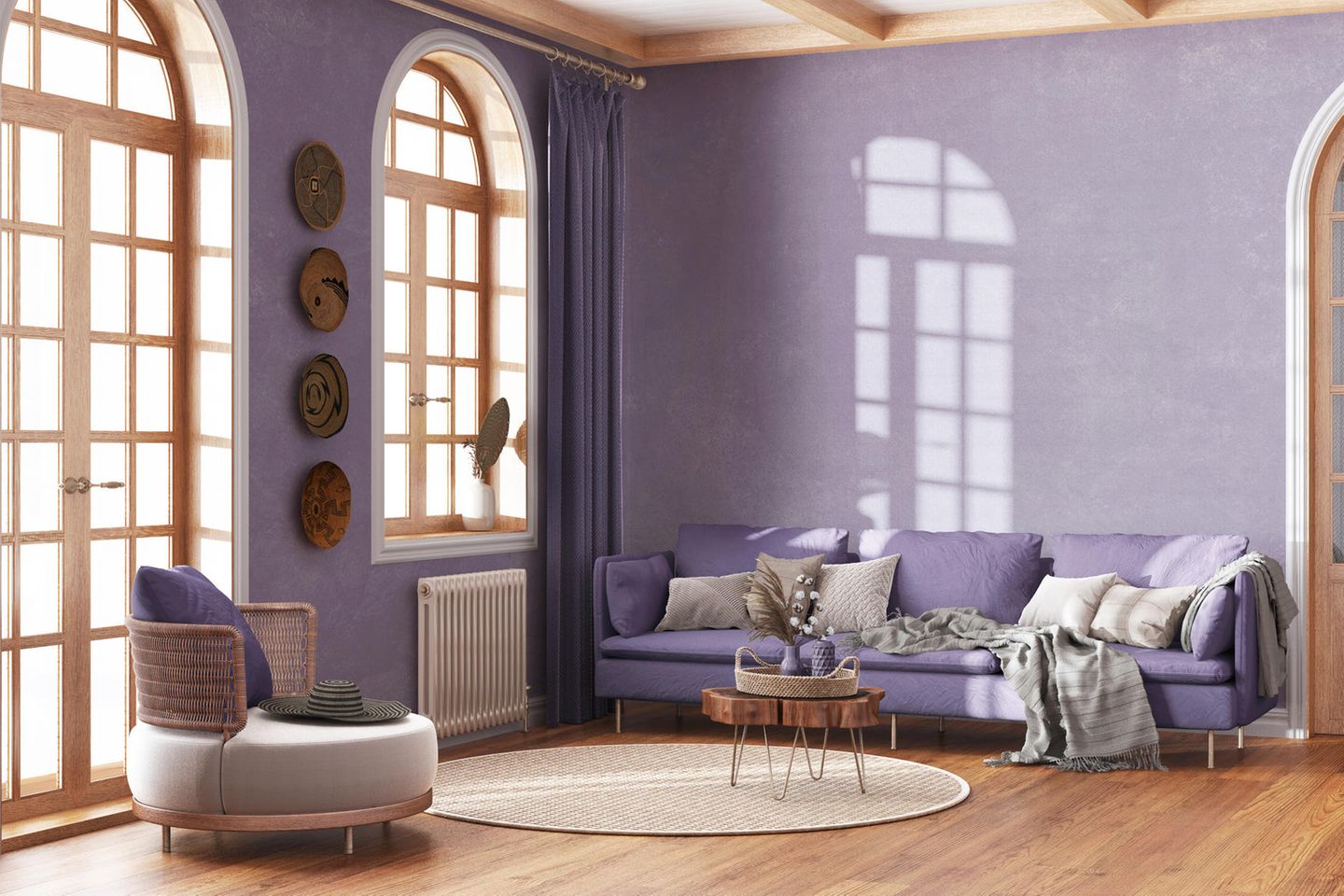 Ein helles und gemütliches Wohnzimmer mit verschiedenen lilanen Farbtönen