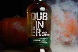 Ein Bourbon für alle Fälle: Der Dubliner Irish Whiskey Bourbon Cask aus der Hardenberg Distillerie kann vielleicht auch Whiskey-Anfänger:innen mit seiner weichen, milden Honigsüße und einer Spur pfeffriger Würze überzeugen. Ihr könnt ihn pur, in Longdrink-Varianten und in Cocktails genießen. Erhältlich in der 0,7 L-Flasche für 19 Euro.