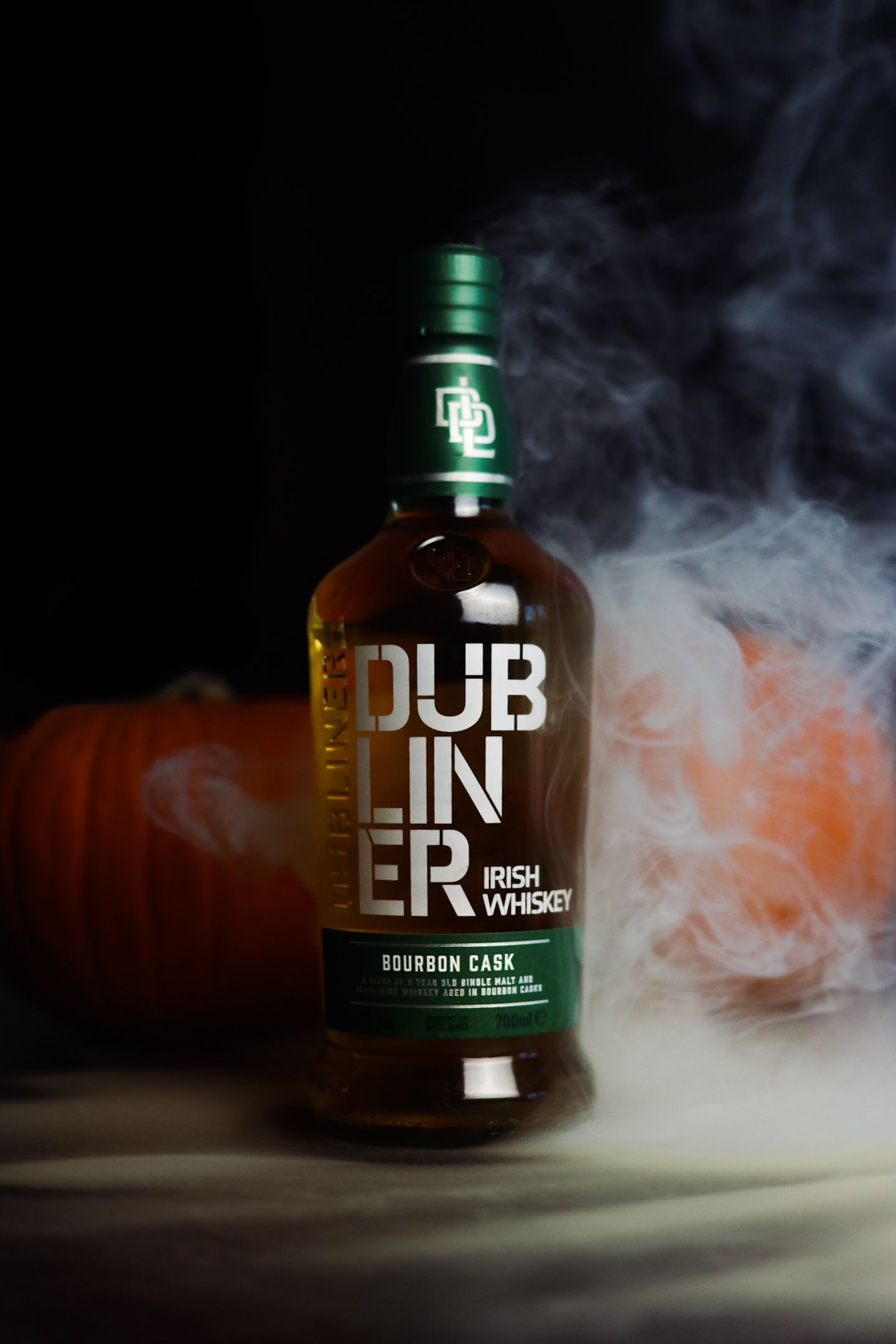 Ein Bourbon für alle Fälle: Der Dubliner Irish Whiskey Bourbon Cask aus der Hardenberg Distillerie kann vielleicht auch Whiskey-Anfänger:innen mit seiner weichen, milden Honigsüße und einer Spur pfeffriger Würze überzeugen. Ihr könnt ihn pur, in Longdrink-Varianten und in Cocktails genießen. Erhältlich in der 0,7 L-Flasche für 19 Euro.