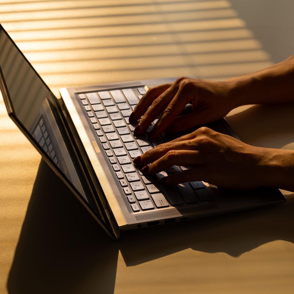 Ornella Al-Lami: Frau tippt auf Laptoptastatur