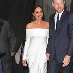 Was für ein Comeback! Herzogin Meghans erscheint bei der Ripple of Hope Gala in New York in einem maßgeschneiderten Look, der von Nicolas Ghesquière, Kreativdirektor von Louis Vuitton, extra für sie kreiert wurde und schon allein wegen seiner Farbe für einen Hingucker sorgt. Zu dem Midikleid mit verstecktem Beinschlitz trägt sie eine schwarze Clutch von Givenchy sowie Lady Dianas Aquamarinring. Dieser war ein Geschenk ihres Ehemannes Prinz Harry und wurde erstmals 2018 zur Hochzeitsparty in Frogmore House von Meghan getragen.