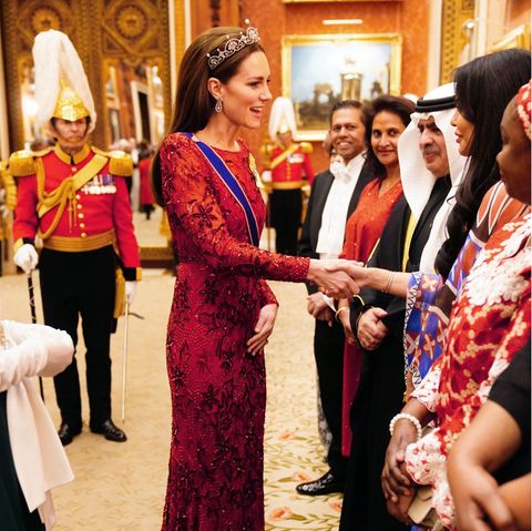 Catherine, Princess of Wales, setzt beim Empfang des diplomatischen Korps auf einen neuen Look. Für den besonderen Anlass trägt sie eine rote Robe von Jenny Packham mit aufwendigen Stickereien. Sowohl die Farbe als auch die Motive passen in die Vorweihnachtszeit. Aber nicht nur das Kleid ist ein Hingucker ...