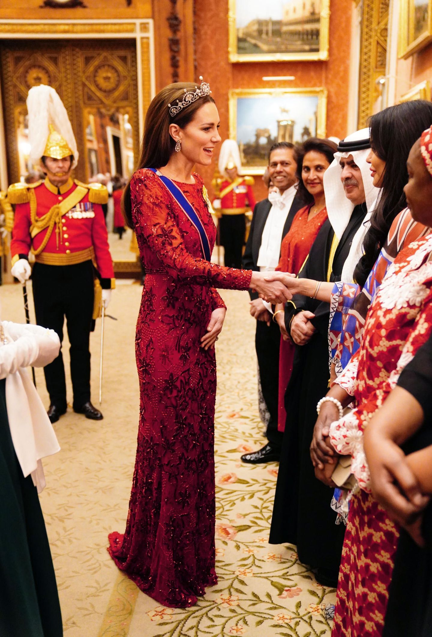 Catherine, Princess of Wales, setzt beim Empfang des diplomatischen Korps auf einen neuen Look. Für den besonderen Anlass trägt sie eine rote Robe von Jenny Packham mit aufwendigen Stickereien. Sowohl die Farbe als auch die Motive passen in die Vorweihnachtszeit. Aber nicht nur das Kleid ist ein Hingucker ...
