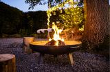 Heißes Präsent Der nächste Winter kommt bestimmt! Und auch im Sommer kann man sich in kühlen Nächten draußen gemütlich am Lagerfeuer aufwärmen. Feuerschale von Obi, 79,99 Euro.