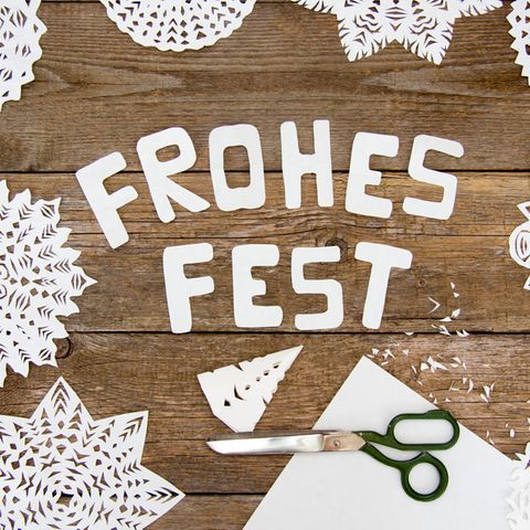 Upcycling Weihnachtsdeko: Scherenschnitt Schneeflocke