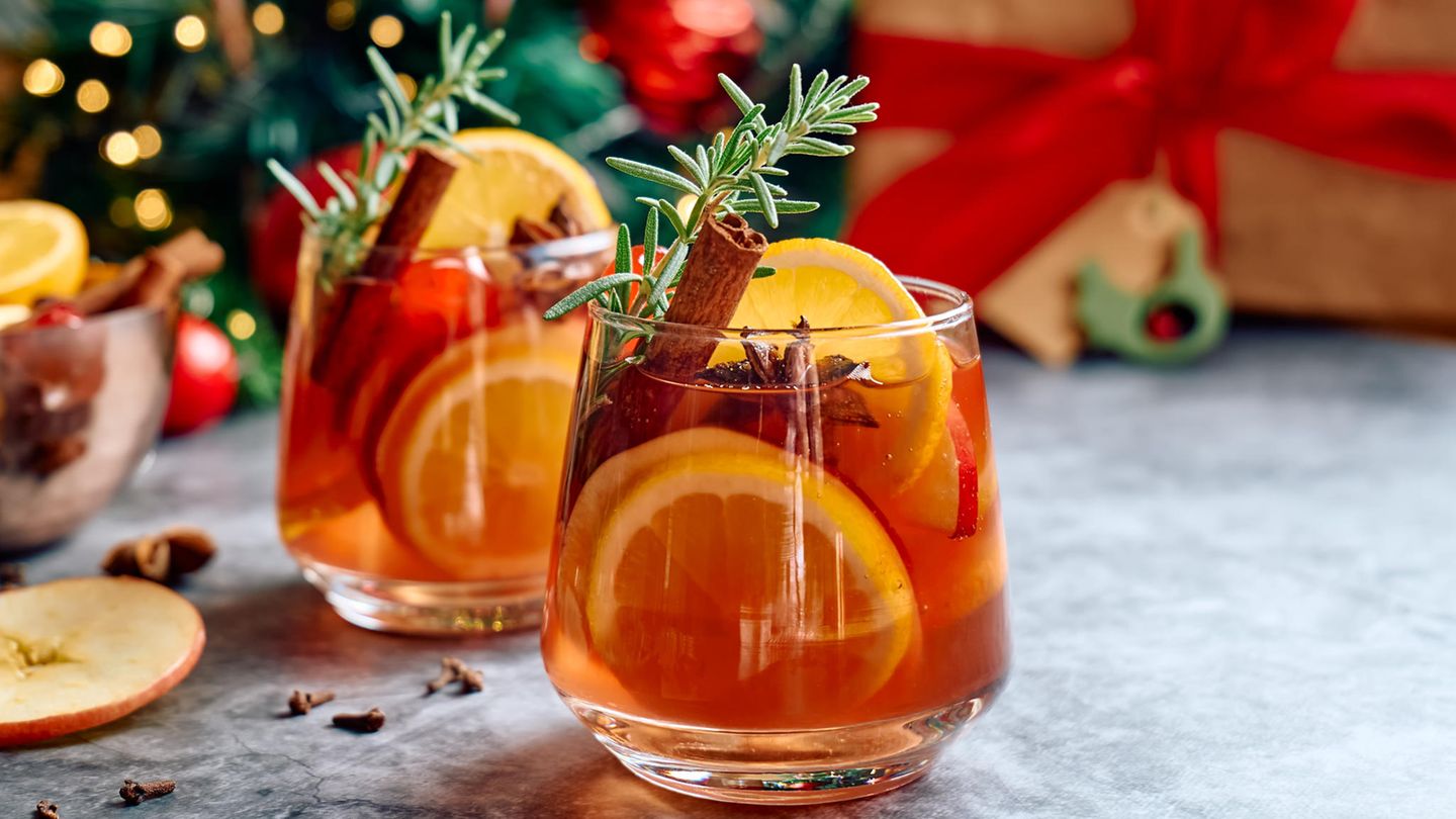 Winter-Cocktail: Warmer Zimt-Lillet mit Apfel | BRIGITTE.de
