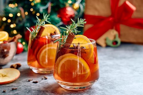 Winter-Cocktail: Warmer Zimt-Lillet mit Apfel