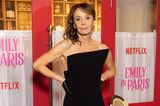 Philippine Leroy-Beaulieu erscheint in einem edlen schwarzen Kleid mit eckigem Dekolleté und begeistert mit simpler Eleganz. Auf Schmuck verzichtet die 59-Jährige gänzlich, wertet den Look dafür aber mit Leder-Handschuhen, Leoparden-Stiefeln und einer Feder im Haar auf. 