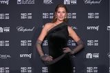 Auch Toni Garrn zeigt sich auf dem Red Carpet des "Red Sea International Film Festival" in Saudi Arabien. Das Model trägt ein bodenlanges Samtkleid, das mit Glitzersteinen umwickelt ist. Ihre transparenten Handschuhe sind aus dem selben Material und runden den eleganten Look ab. 