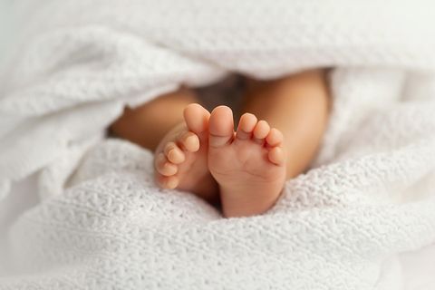 Baby Füße in einer Decke