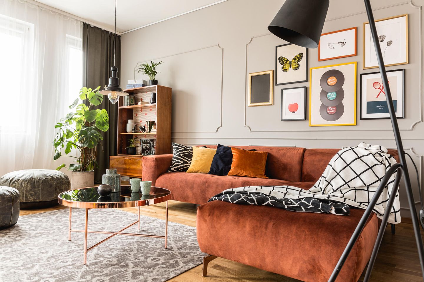 Ein gemütliches Wohnzimmer mit großer Couch und kleinen Vintage-Einflüssen