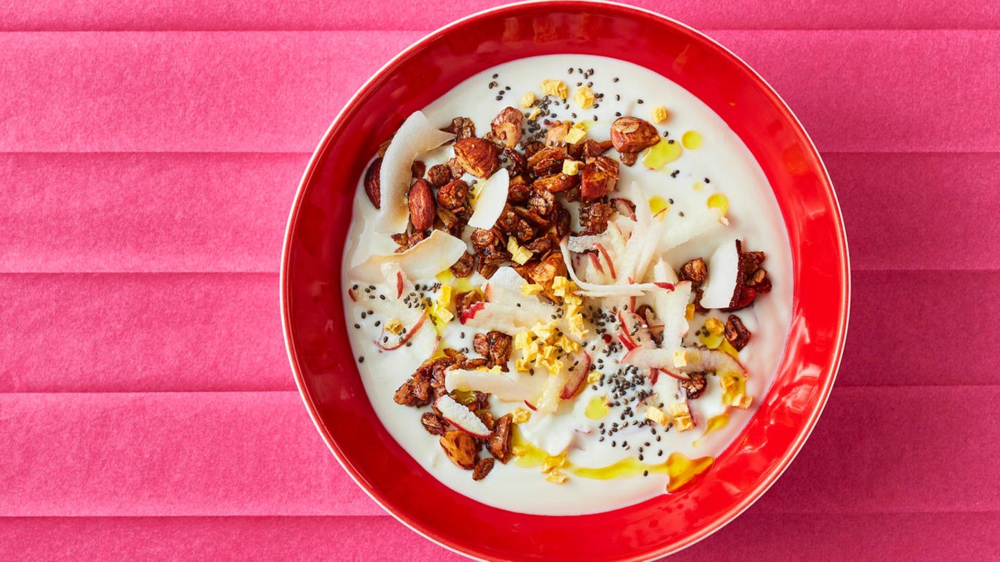 Kokos-Apfel-Bowl mit Granola | BRIGITTE.de