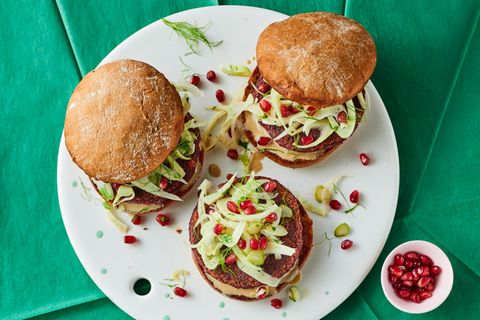 Kichererbsen-Burger mit Fenchel-Slaw und Granatapfel