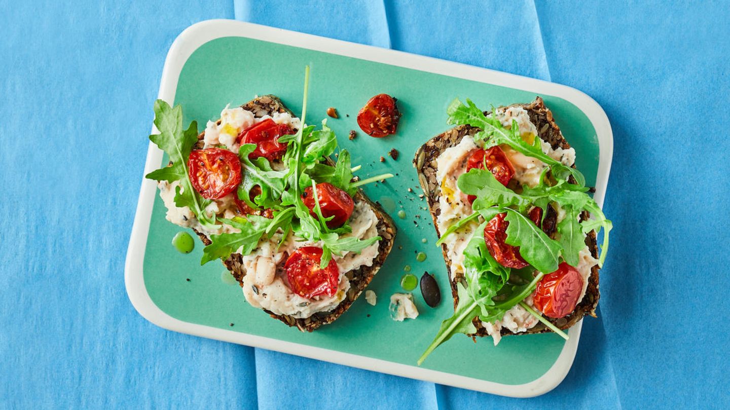 Saatenbrot mit Bohnen-Aufstrich, Rucola und Kirschtomaten | BRIGITTE.de