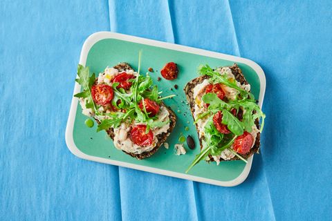 Saatenbrot mit Bohnen-Aufstrich, Rucola und Kirschtomaten 0.6665