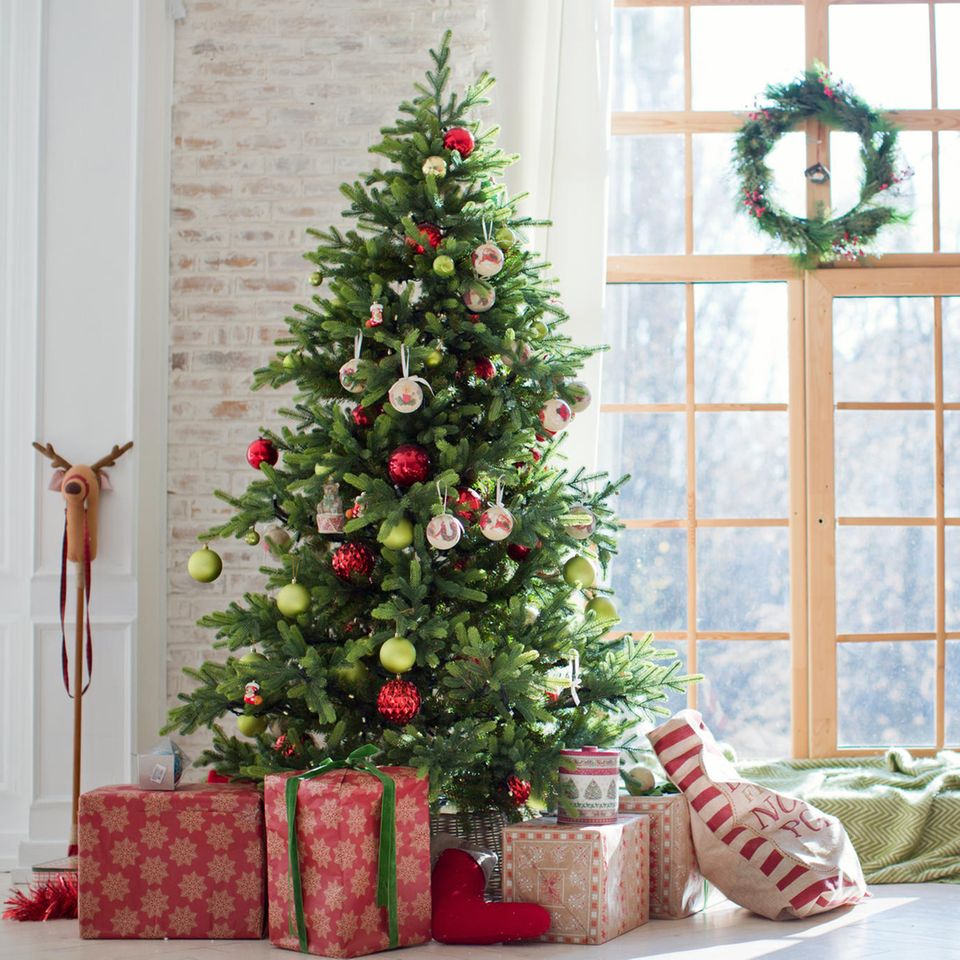 Weihnachtsbaum länger frisch halten: Geschmückter Weihnachtsbaum