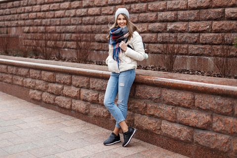 Die perfekten schwarzen Sneaker: 4 Modelle für den Winter, junge Frau mit Mütze, Schal und schwarzen Sneakern