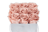 Blumen sind IMMER das perfekte Geschenk. Warum nicht also welche verschenken, die nicht nur zwei Wochen lang halten? Die Infinity Rosenboxen von Emmie Gray werden mithilfe eines besonderen Verfahrens konserviert und bleiben ein bis drei Jahre haltbar. Classic Infinity Box, für rund 95 Euro erhältlich.