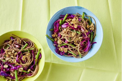 Linsen-Spaghetti mit grünen Bohnen und Spitzkohl