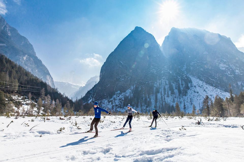 Skifahren in den Dolomiten: Santer Sisiters beim Langlaufen