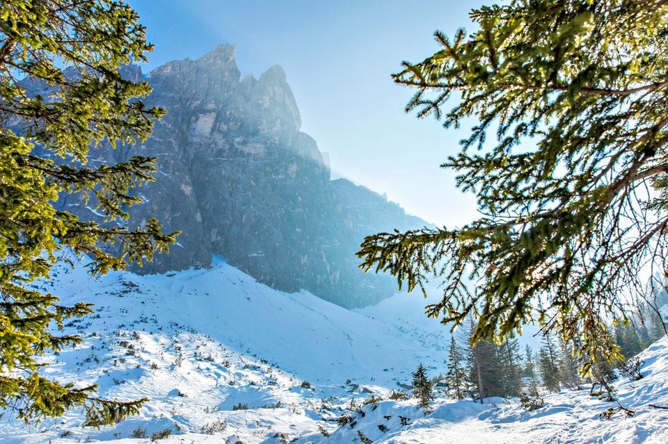 Skifahren in den Dolomiten: Ein schneebedecktes Tal