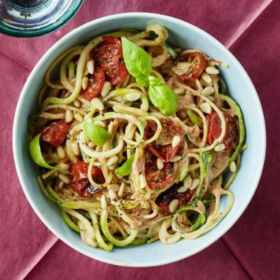 Linsen-Zucchini-Spaghetti mit gerösteter Tomatensoße