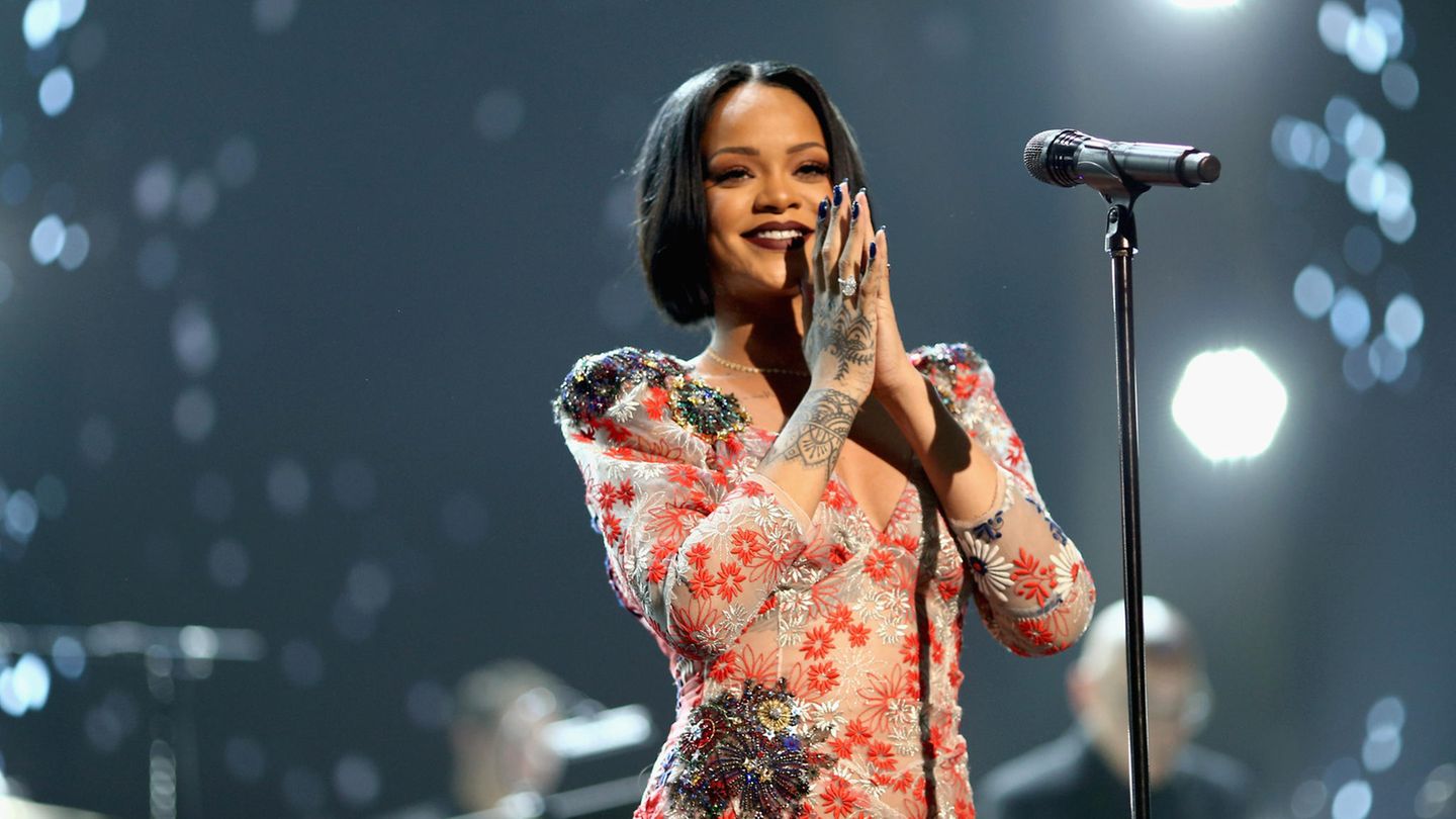 Rihanna: Proudly presenting her baby to the world for the first time