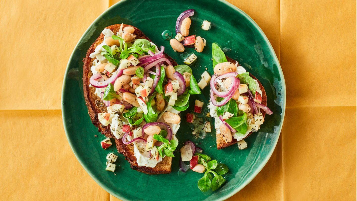 Sauerteig-Stulle mit Feldsalat, weißen Bohnen und Apfel-Vinaigrette ...