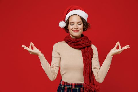 Weihnachtsstress vermeiden: Entspannte Frau mit Weihnachtsmütze