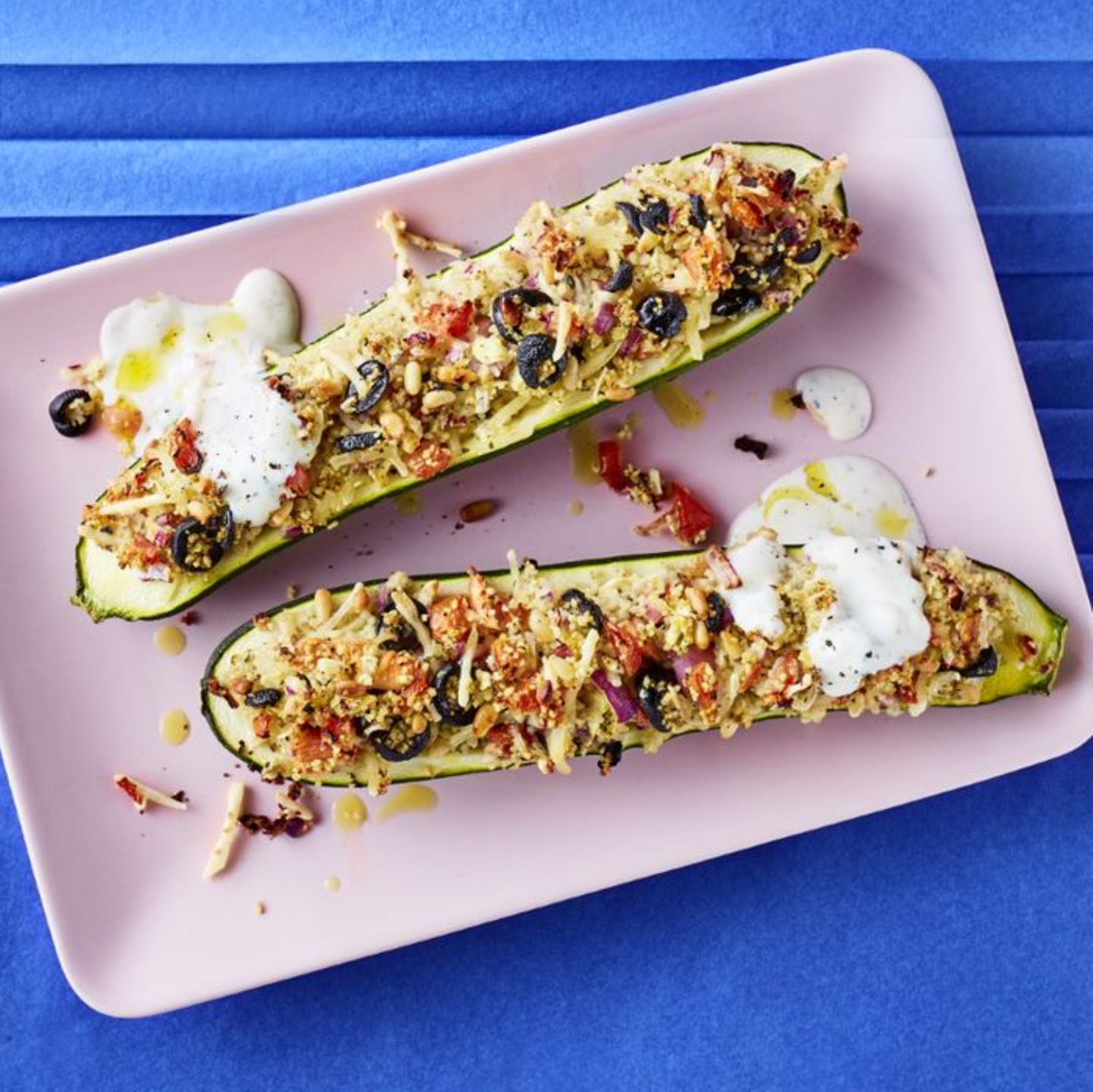 Gefüllte Zucchini mit Couscous und Oliven