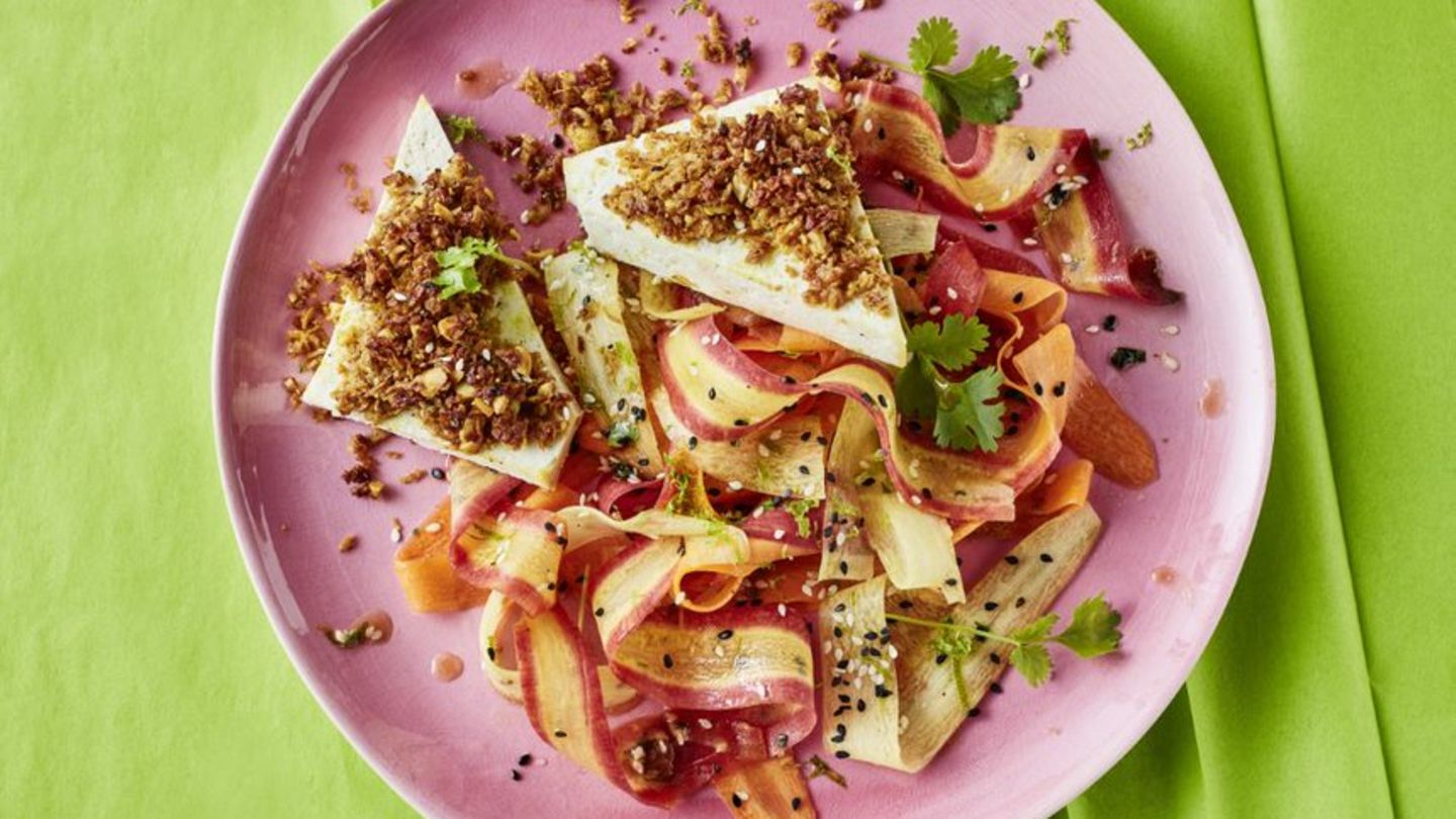 Tofu mit Knusperkruste und Möhrensalat | BRIGITTE.de