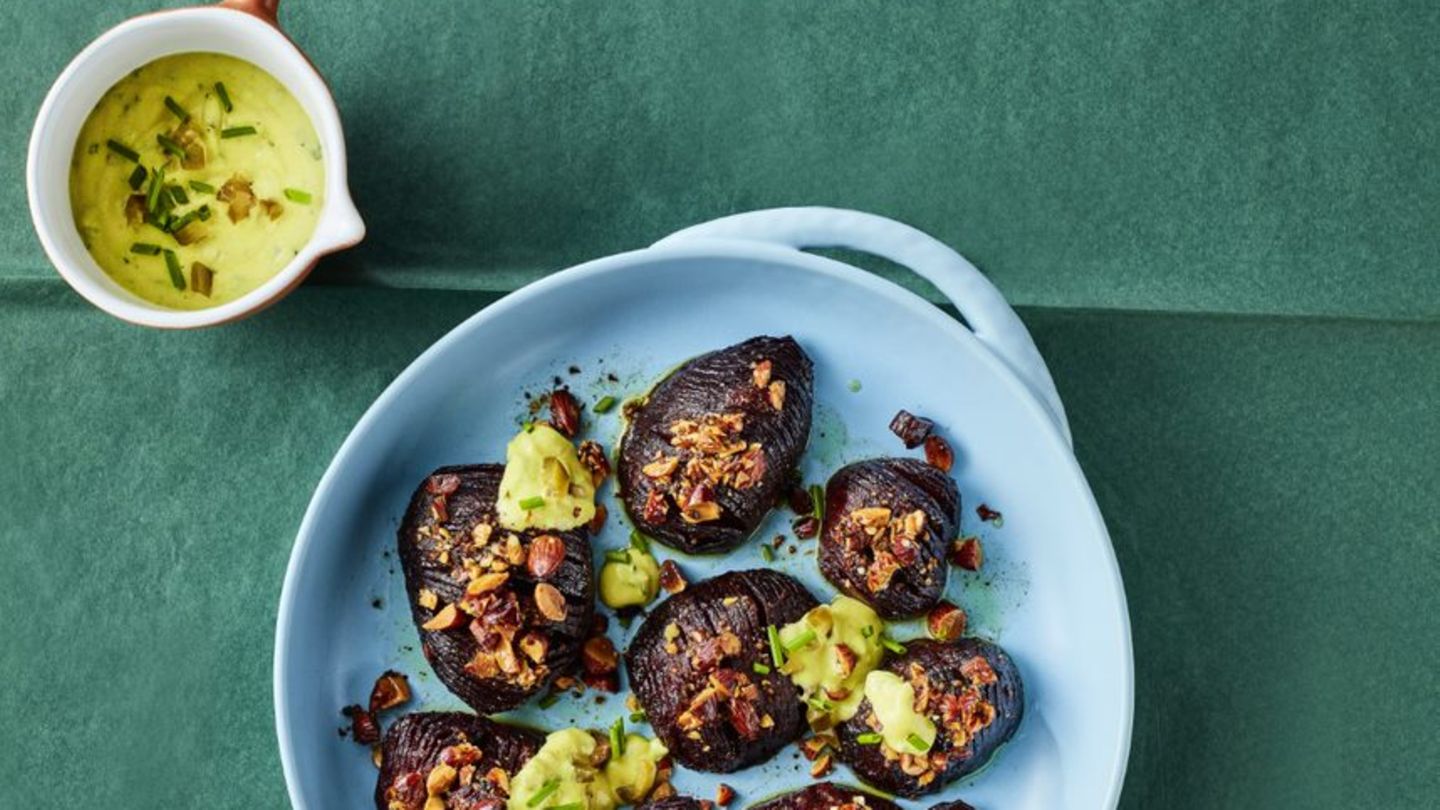 Hasselback-Bete mit Jalapeño-Soße | BRIGITTE.de