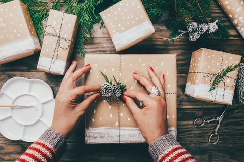 Last-Minute-Weihnachtsgeschenke basteln: Eingepacktes Geschenk