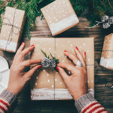 Last-Minute-Weihnachtsgeschenke basteln: Eingepacktes Geschenk