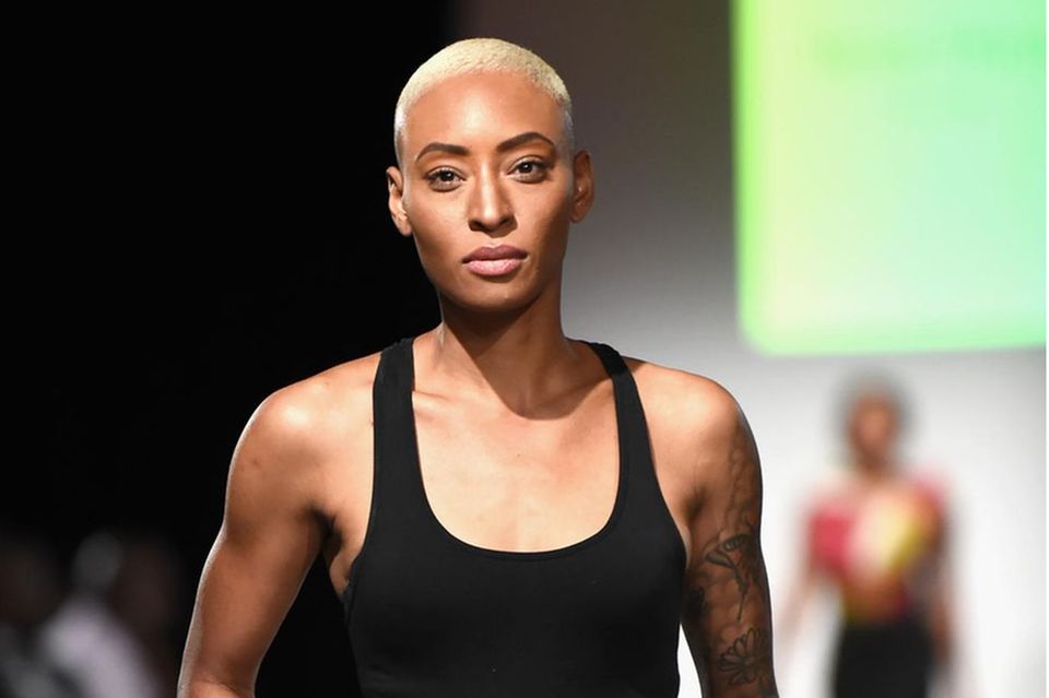 Dieses Model trägt auf dem Laufsteg in New York einen blonden "Buzz Cut".