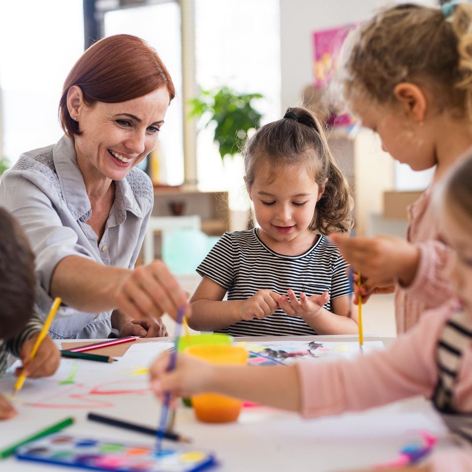 Erziehung: Betreuerin mit Kindergartenkindern