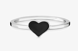 Da geht mein Herz auf! Der silberne Ring im Herz-Design besticht vor allem durch den coolen Look. Er wirkt alles andere als kitschig und erinnert eher an den neuen Gothic-Trend, der durch Netflix' "Wednesday" ausgelöst wurde. "Love" von Caï über Zalando, kostet ca. 30 Euro.  Linda, Mode- und Beautyredakteurin