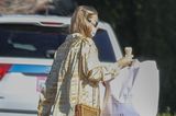 Dieses Outfit scheint so hell wie die Sonne! Doch, wer schlendert dort eigentlich im goldenen Karo-Zweiteiler und Korbtasche durch die Straßen von Los Angeles? Es ist niemand anderes als Schauspielerin Margot Robbie die mit großen Einkaufstüten ihr Eis genießt. 