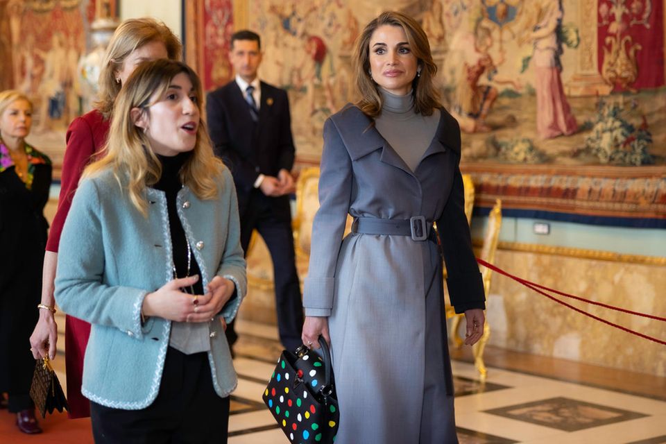 Prinzessin Rania von Jordanien trug die Tasche als Erste bei einem Besuch in Rom. 