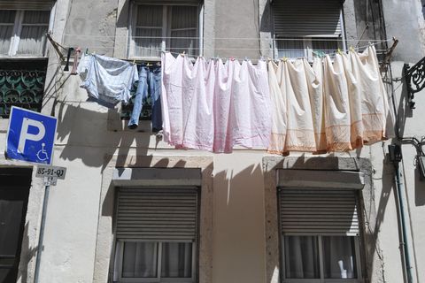 Wäsche hängt an einer Häuserwand