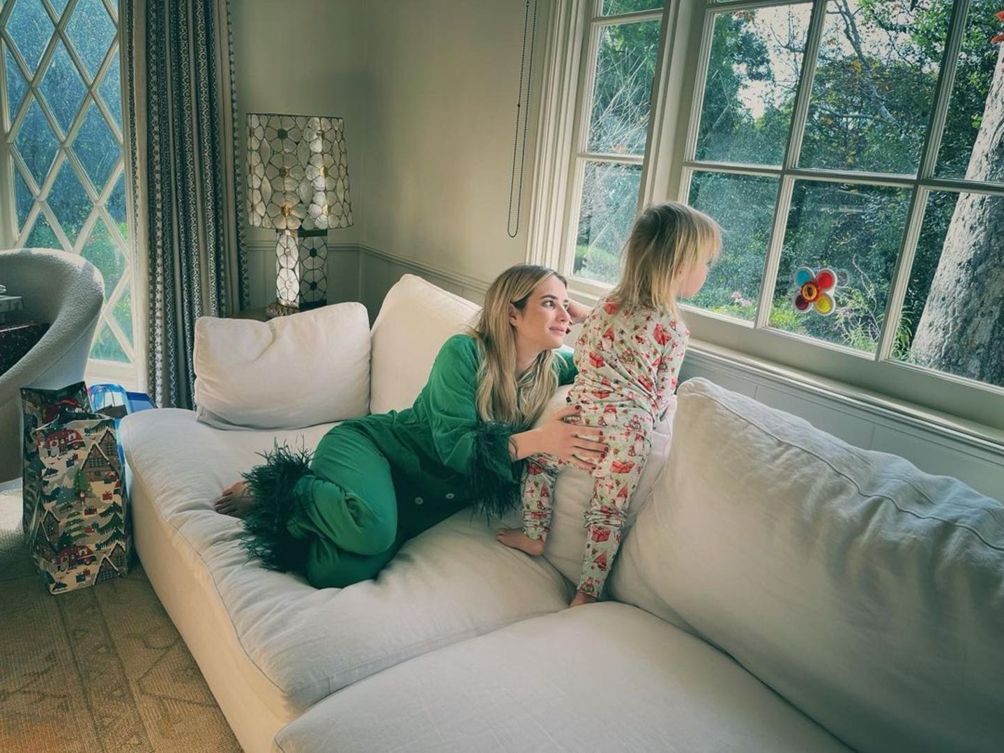 Ein Bild mit Seltenheitswert: Zum zweiten Geburtstag ihres Sohnes Rhodes teilt Schauspielerin Emma Roberts ein Foto der zwei auf ihrem Instagram-Account. Passend zum Anlass haben sich beide schick gemacht. Emma trägt einen Feder-Pyjama von Sleeper und Rhode einen Weihnachtsschlafanzug von Posh Peanut. 