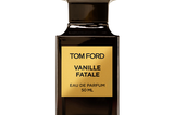 Bereits seit 2017 im Handel, ist "Vanille Fatale" von Tom Ford noch immer ein Klassiker. Das Parfum riecht verführerisch und intensiv durch eindringlichen Rum, frische Limette, süßliche Rose und sanfte Vanille. Ein schwerer Winterduft, der nicht nur die eigenen Sinne bezirzt. "Vanille Fatale" von Tom Ford in 50ml, EdP, kostet ca. 230 Euro. 