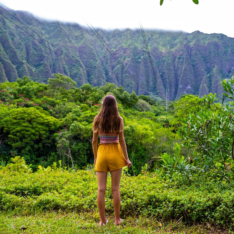 Frau in der Natur in Hawaii: Diese 3 hawaiianischen Übungen machen dich sofort glücklicher