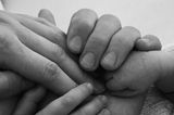 Promi Babys: Familie Hände