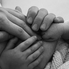 Promi Babys: Familie Hände