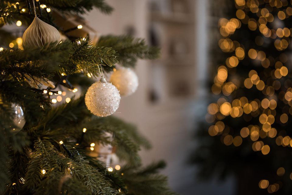 Ein geschmückter Weihnachtsbaum in einem Wohnzimmer