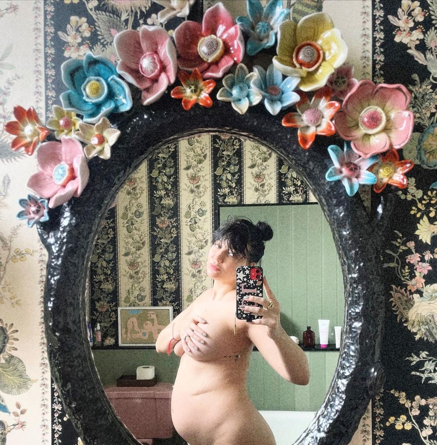 Komplett nackt und mit rundem Babybauch posiert Daisy Lowe auf Instagram. Die Djane bedeckt ihre Oberweite mit der Hand. Dazu kommen die florale Tapete und der romantische Spiegel, Klopapier und ein Bilderrahmen – hier weiß man gar nicht, wo man zuerst hinschauen soll! 