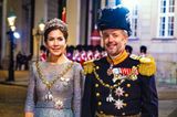 Mit einer Extraportion Glamour startet Mary von Dänemark ins neue Jahr. Die Kronprinzessin glitzert in einem eisblauen Traumkleid des Kopenhagener Modedesigner Lasse Spangenberg, auf dem royalen Haupt ihr geliebtes Rubin-Diadem. Und mit Prinz Frederik an ihrer Seite schwebt sie so toll gestylt zum Neujahrjahrsempfang auf Schloss Amalienborg.