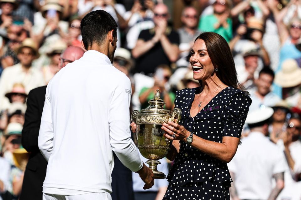 Punkt, Satz und Sieg! Beim Finale der Herren in Wimbledon trägt Kate ein verspieltes Kleid von Alessandra Rich. Als Schirmherrin der britischen Tennisvereinigung überreichte sie den Pokal an Novak Djokovic. 